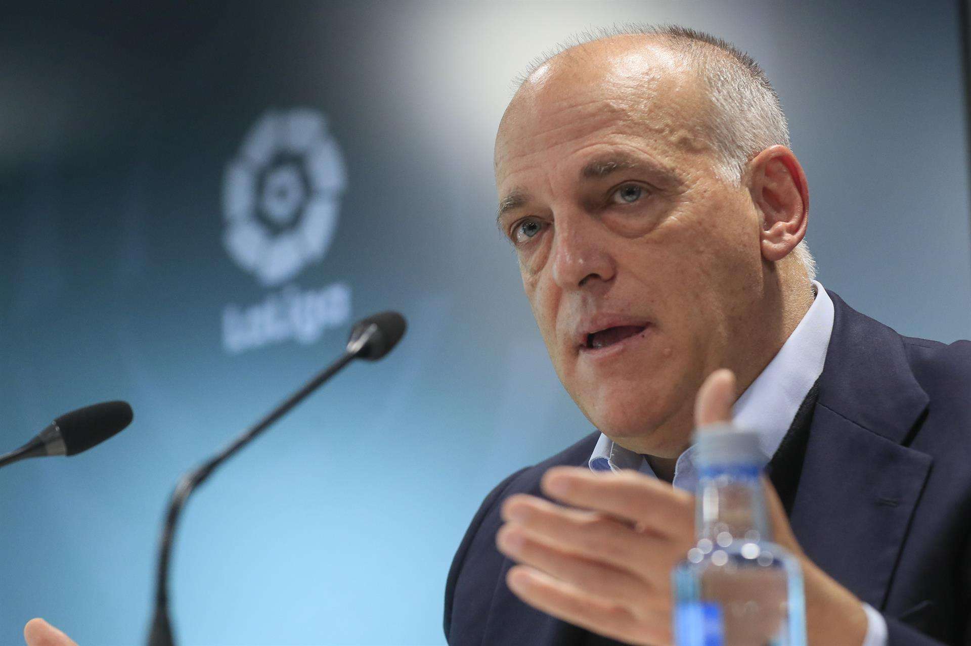El presidente de Laliga, Javier Tebas, durante la rueda de prensa posterior a la reunión de los clubes de la LaLiga firmantes del acuerdo con el fondo CVC, celebrada con el objetivo de analizar la situación de la Ley del Deporte, así como valorar y decidir posibles acciones. EFE/Fernando Alvarado