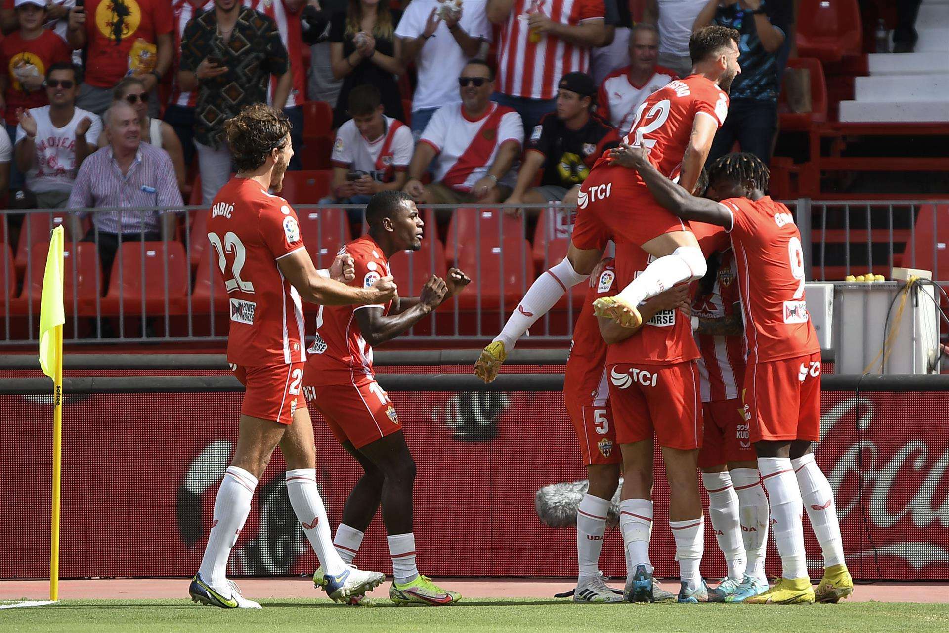 Jugadores del UD Almería celebran un gol durante el partido disputado entre el UD Almería y el Rayo Vallecano, este sábado, en Power Horse Stadium de Almería. EFE / Carlos Barba