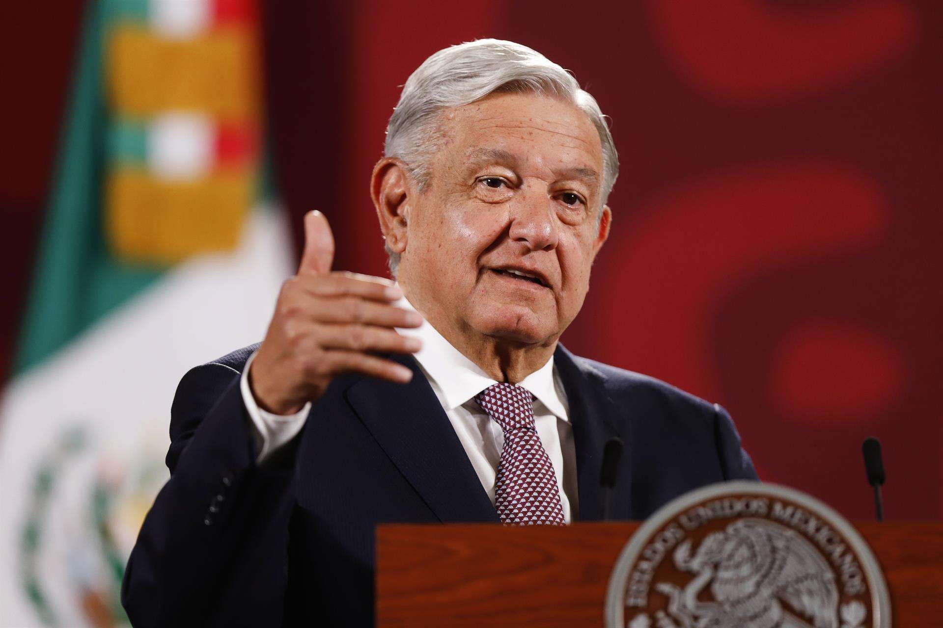 El presidente de mexicano, Andrés Manuel López Obrador, habla durante su conferencia de prensa matutina en el Palacio Nacional en Ciudad de México (México). EFE/Isaac Esquivel