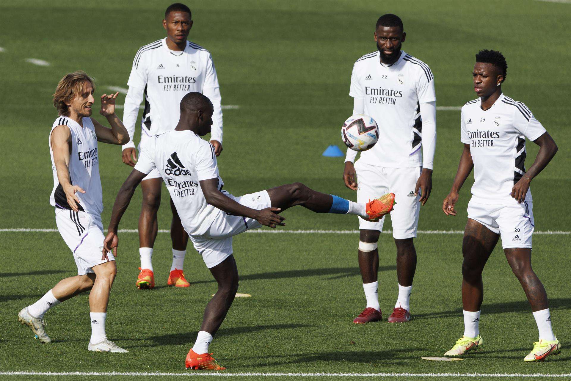 Los jugadores del Real Madrid Luka Modric, David Alaba, Ferland Mendy, Antonio Rudiger y Vinicius Jr durante el entrenamiento del equipo celebrado en la ciudad deportiva de Valdebebas un día antes del partido de Liga contra el Getafe. EFE/Sergio Pérez