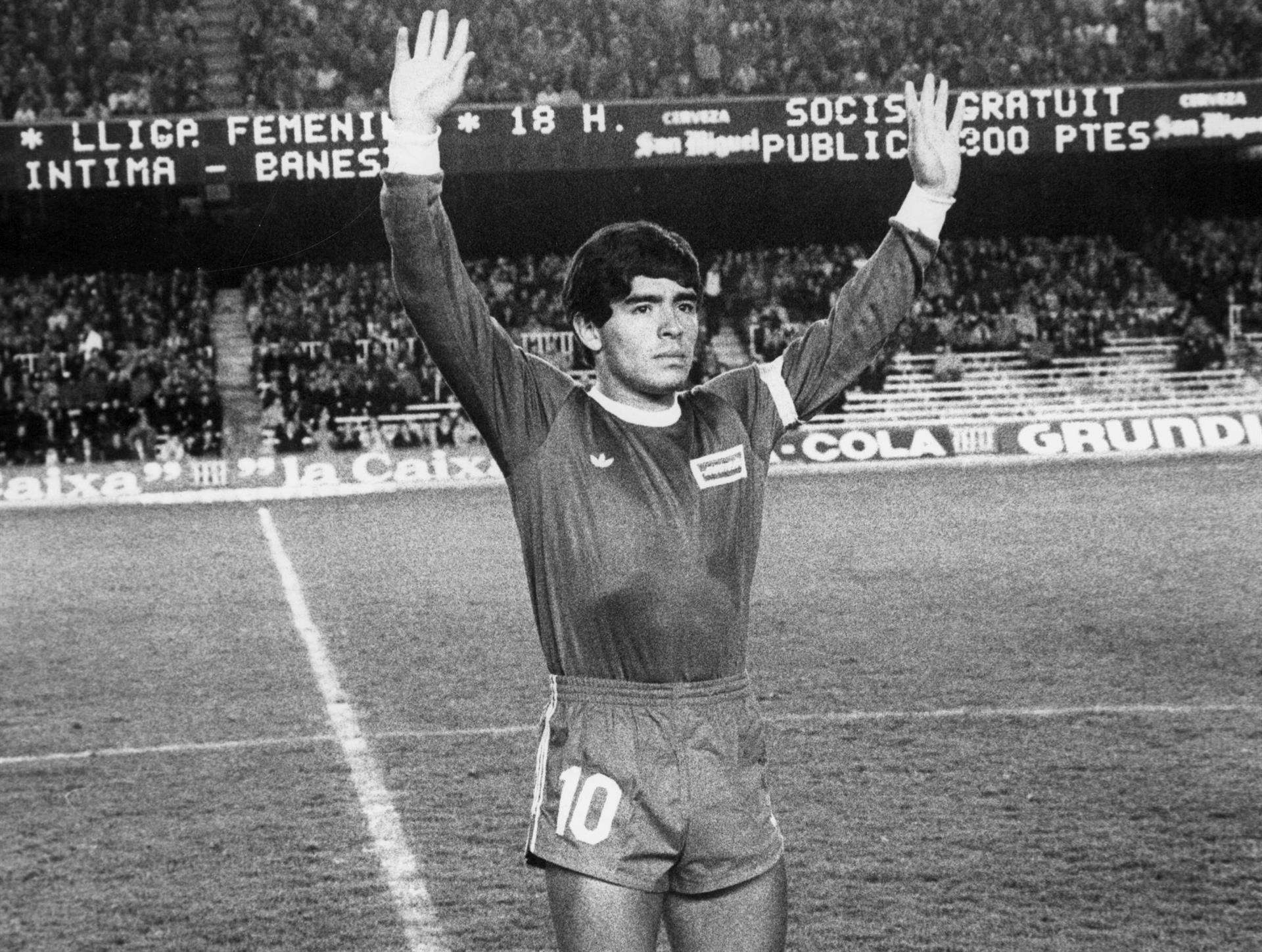 Diego Maradona, del Argentinos Juniors, saluda al público de las gradas del Nou Camp, poco antes de enfrentar al Barcelona, F.C, en 1979. EFE