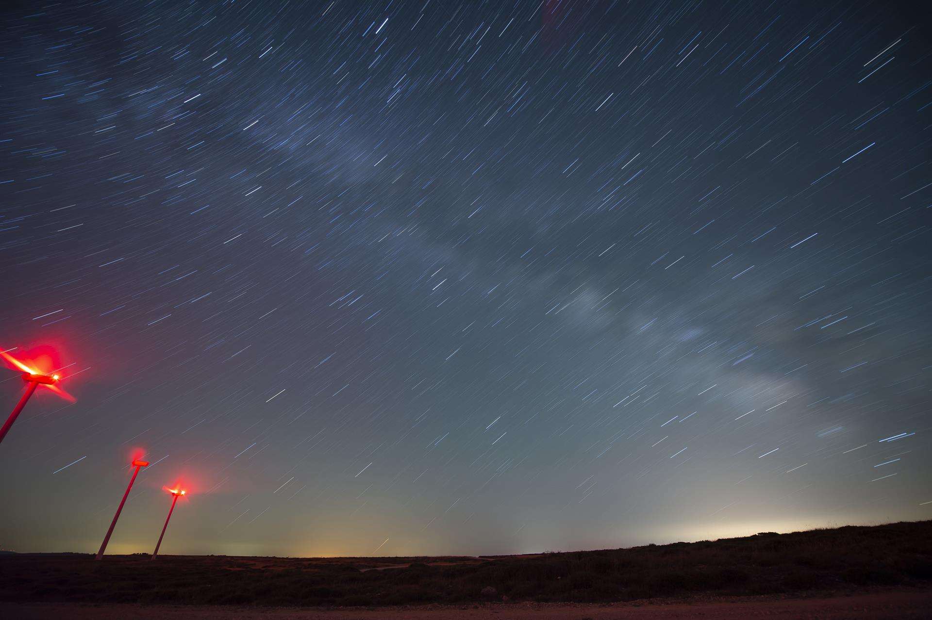 Fotografía de archivo de larga exposición que muestra la Vía Láctea. EFE/Pedro Puente Hoyos
