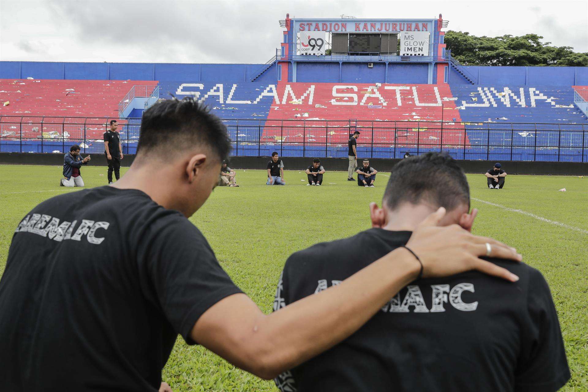Jugadores y directivos del Arema FC dan el pésame a las víctimas de los disturbios y la estampida en el campo del estadio Kanjuruhan en Malang, Java Oriental, Indonesia. EFE/ Mast Irham