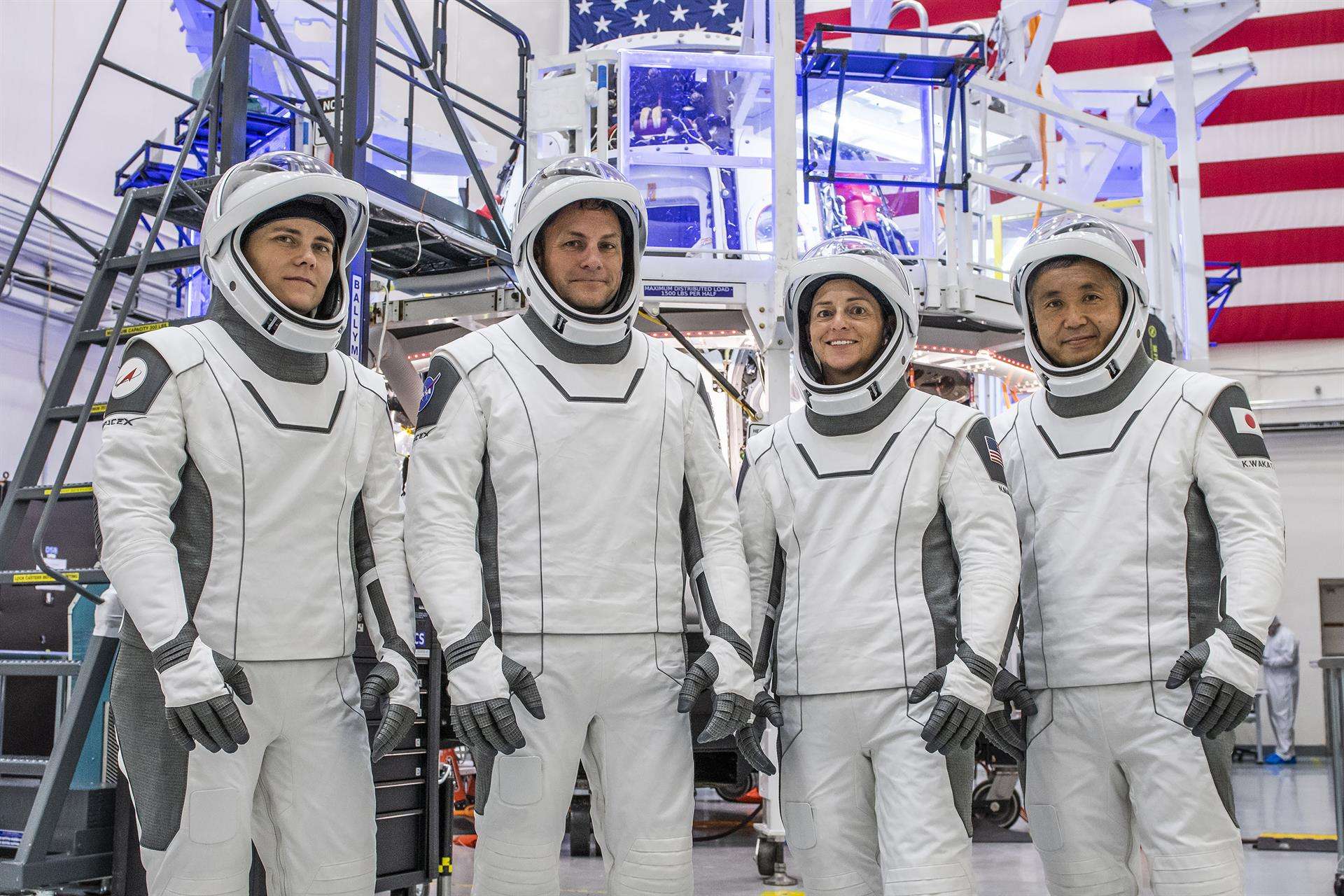 Imagen de archivo cedida por SpaceX donde aparecen los astronautas de SpaceX Crew-5 (de izq. a dcha.) la especialista de misión, Anna Kikina; el piloto, Josh Cassada; la comandante de la nave espacial, Nicole Mann, y el especialista en misiones de la Agencia de Exploración Aeroespacial de Japón (JAXA), Koichi Wakata, equipados y listos para participar en una prueba de interfaz de equipo de tripulación (CEIT) en la sede de SpaceX en Hawthorne, California. EFE/SpaceX