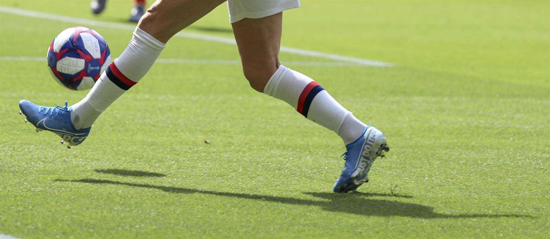 Vista de una jugadora estadounidense de fútbol dominando un balón, en una fotografía de archivo. EFE/Srdjan Suki