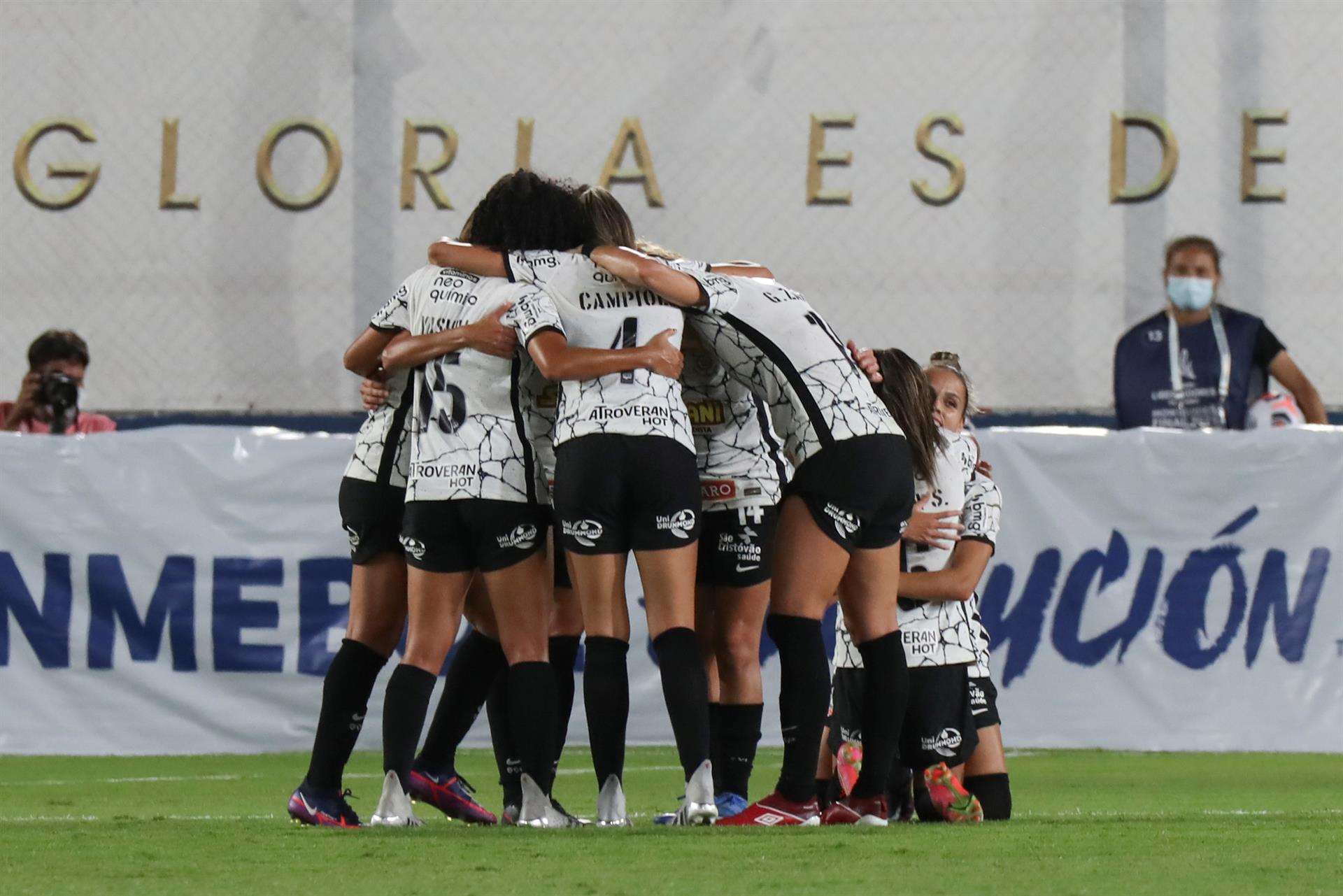 Jugadoras de Corinthians celebran un gol, en una fotografía de archivo. EFE/ Raúl Martínez