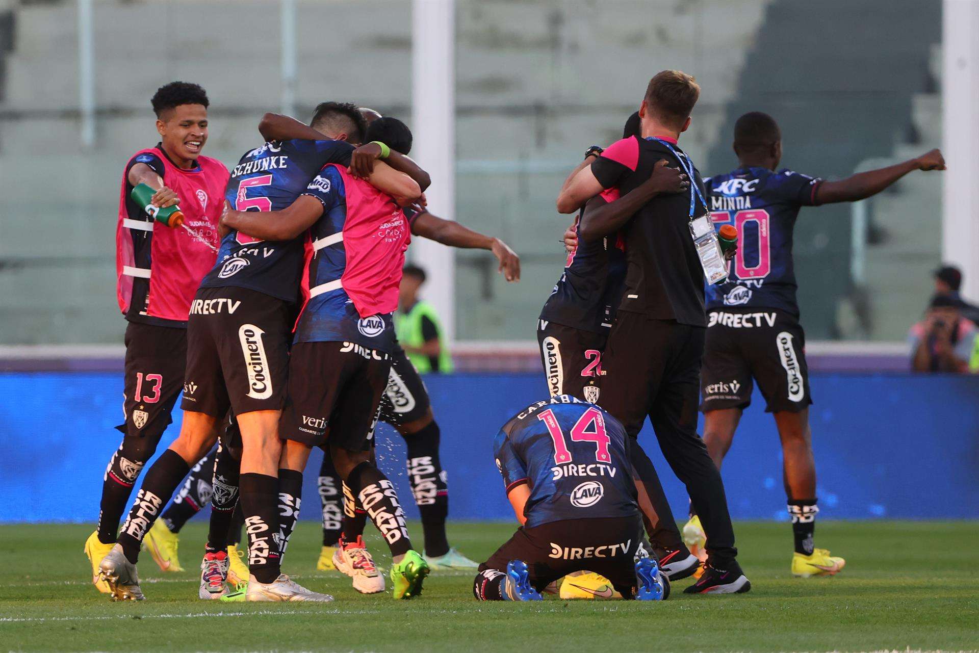 Jugadores de Independiente celebran al ganar la final de la Copa Sudamericana ante Sao Paulo hoy, en el estadio Mario Alberto Kempes en Córdoba (Argentina). EFE/Juan Ignacio Roncoroni