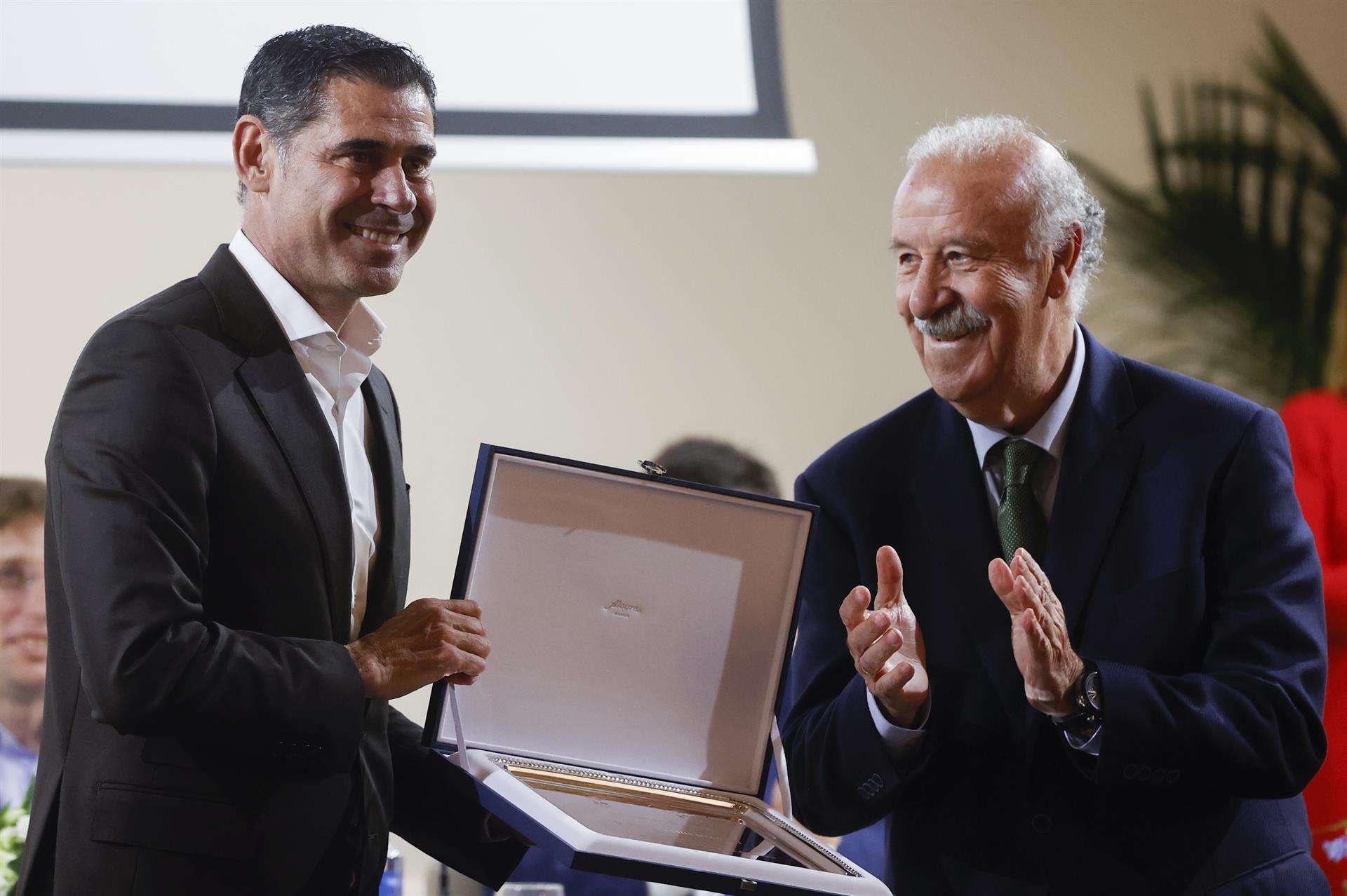 El exfutbolista Fernando Hierro (i) recibe una placa de manos del exseleccionador español Vicente del Bosque. EFE/ J.J.Guillén/Archivo