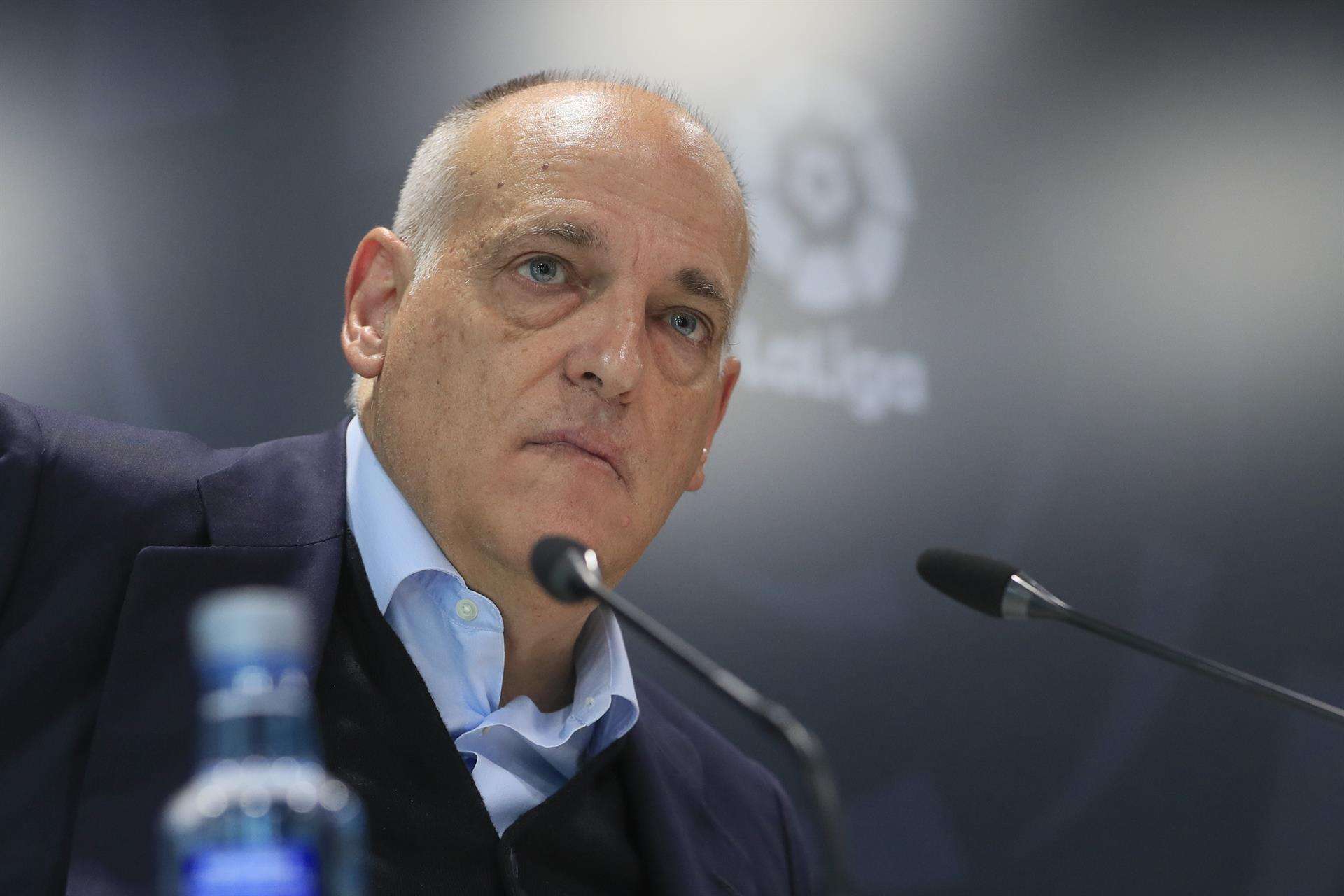 El presidente de Laliga, Javier Tebas, durante la rueda de prensa posterior a la reunión de los clubes de la LaLiga firmantes del acuerdo con el fondo CVC, celebrada con el objetivo de analizar la situación de la Ley del Deporte, así como valorar y decidir posibles acciones. EFE/Fernando Alvarado