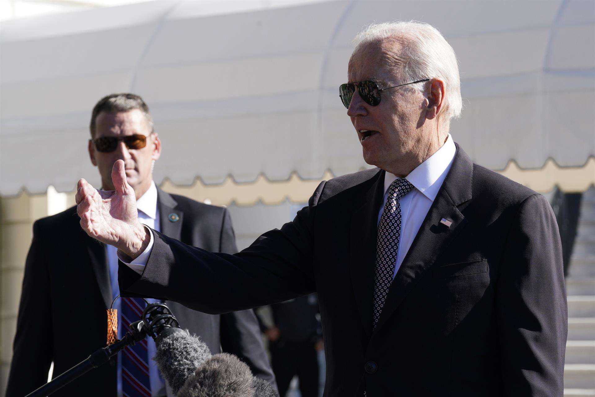 El presidente de Estados Unidos Joe Biden, habla con medios antes de salir de la Casa Blanca rumbo a Poughkeepsie, este 6 de octubre de 2022. EFE/Yuri Gripas/Pool