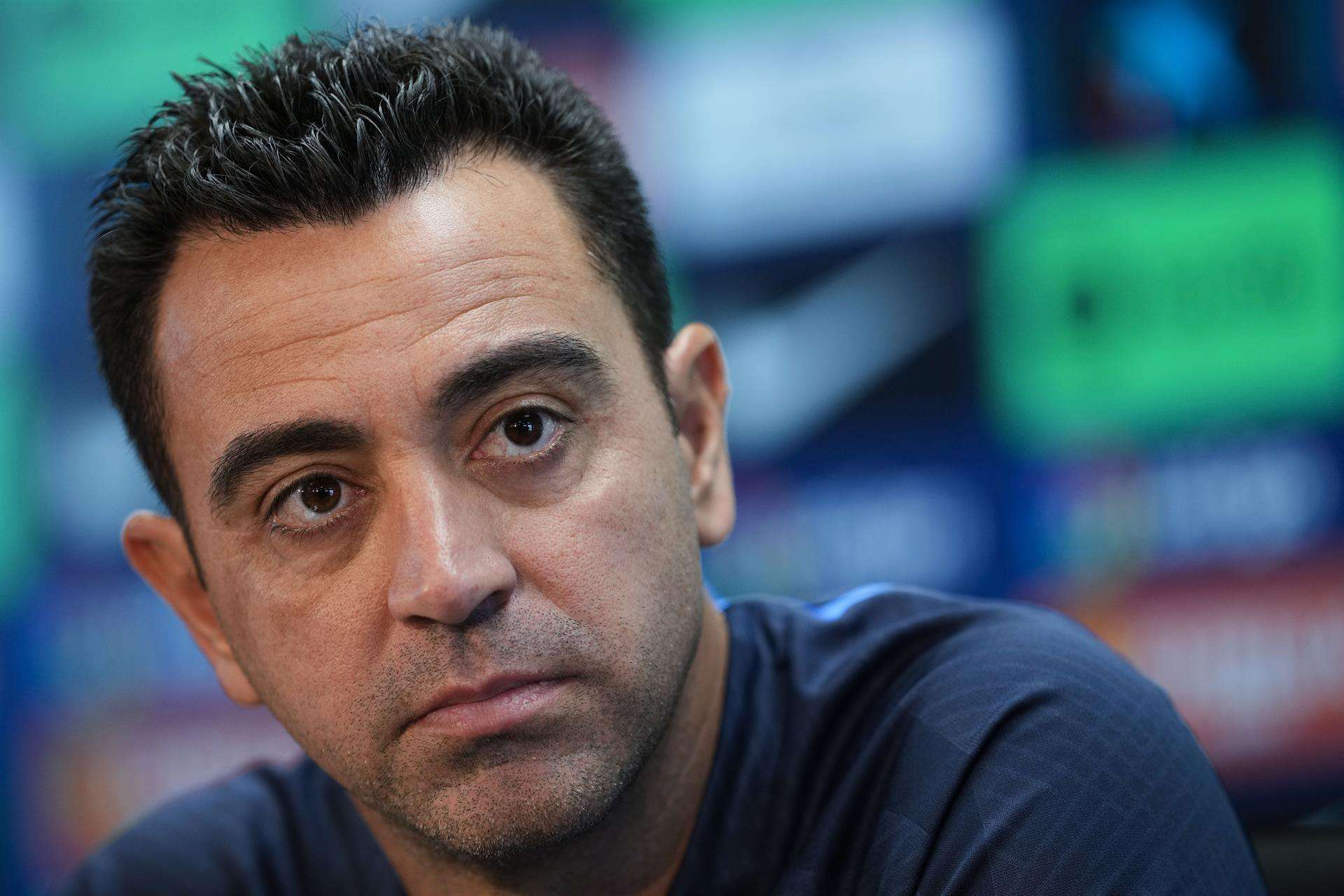 El entrenador del FC Barcelona Xavi Hernández durante la rueda de prensa posterior al entrenamiento del equipo, previo al partido contra el Celta en la ciudad deportiva Joan Gamper. EFE/Alejandro García