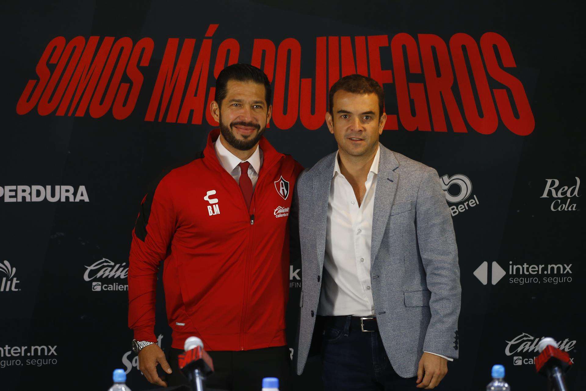 El presidente ejecutivo del Atlas José Riestra (d) presentó a Benjamín Mora (i) como nuevo entrenador del equipo hoy, en la ciudad de Zapopan, Jalisco (México). EFE/ Francisco Guasco