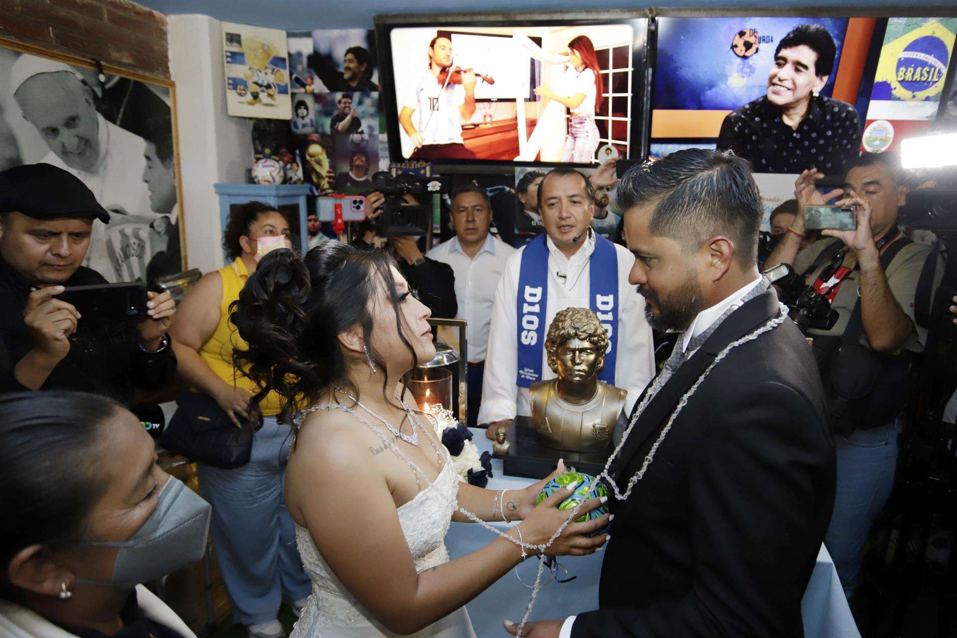 La pareja mexicana Jaziel Torres (i) y Héctor García (d) participan en un matrimonio de la Iglesia Maradoniana de México, el 1 de octubre de 2022, en el municipio de San Andrés Cholula, Puebla (México). EFE/Hilda Ríos