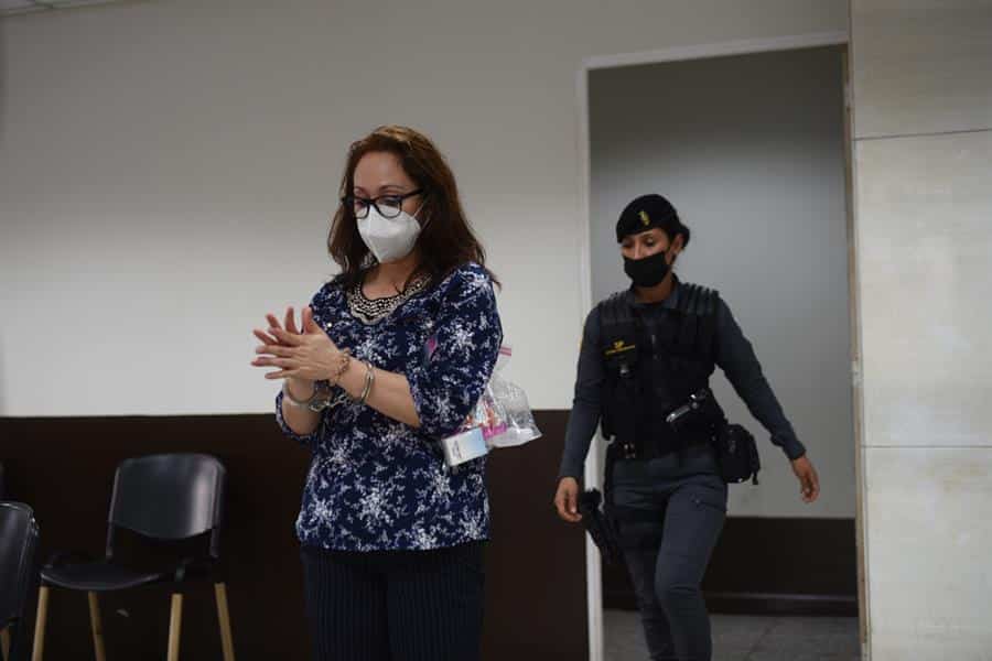 Inicia juicio de exfiscal Virginia Laparra, tras 8 meses en prisión