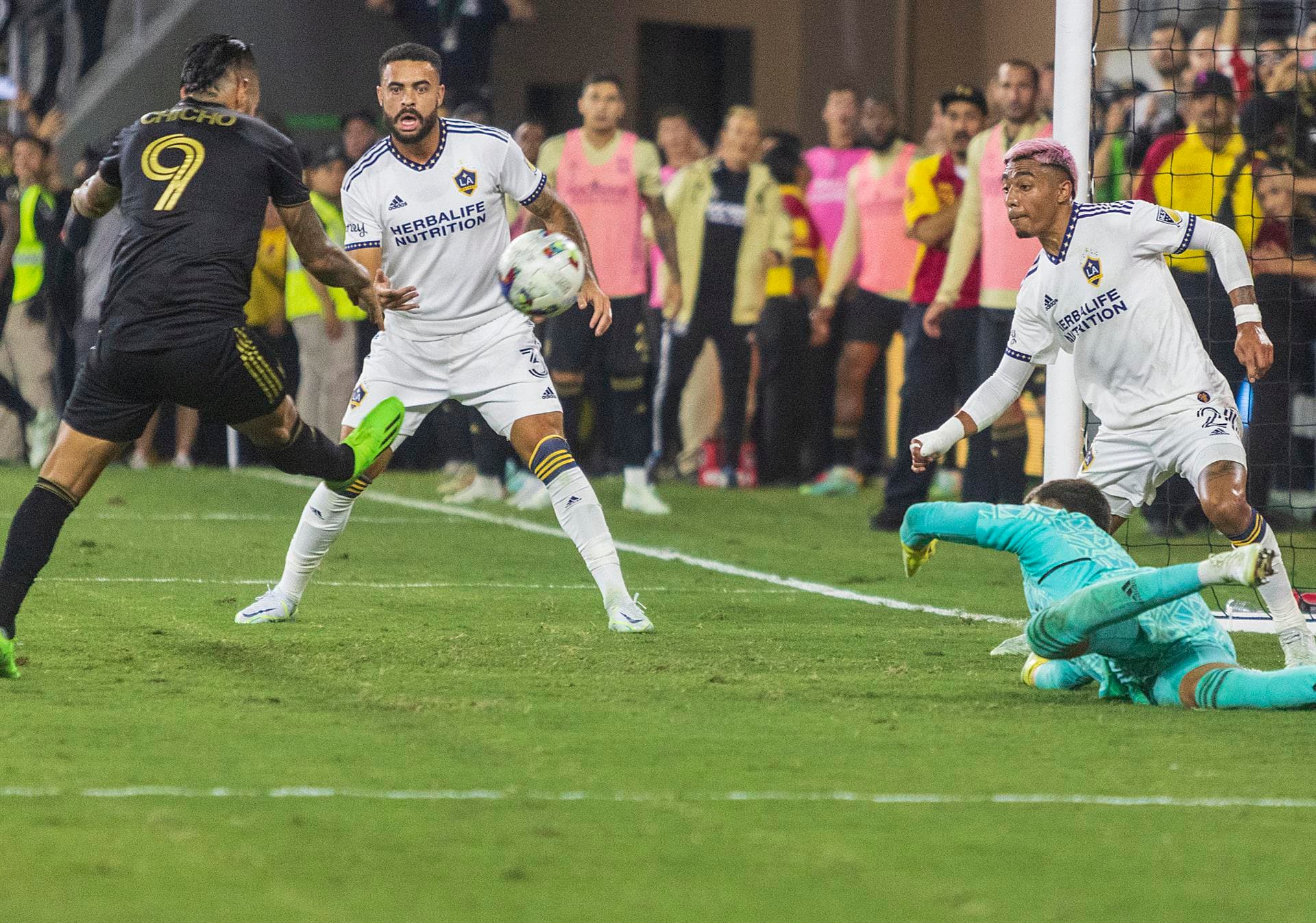 Fotografía de archivo de Cristian Arango (i) de Los Ángeles FC. EFE/ Armando Arorizo