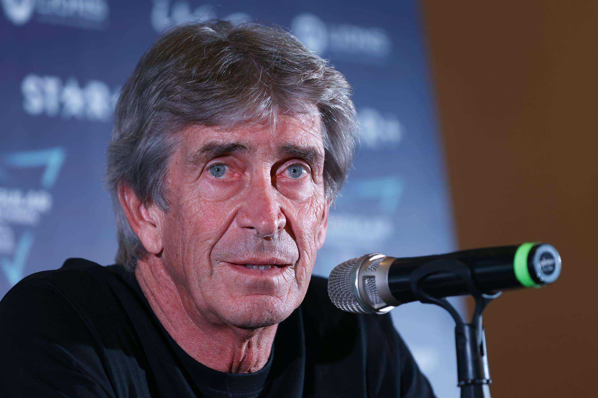Manuel Pellegrini, director técnico del Real Betis, habla durante una rueda de prensa, hoy en Santiago (Chile). EFE/ Elvis González