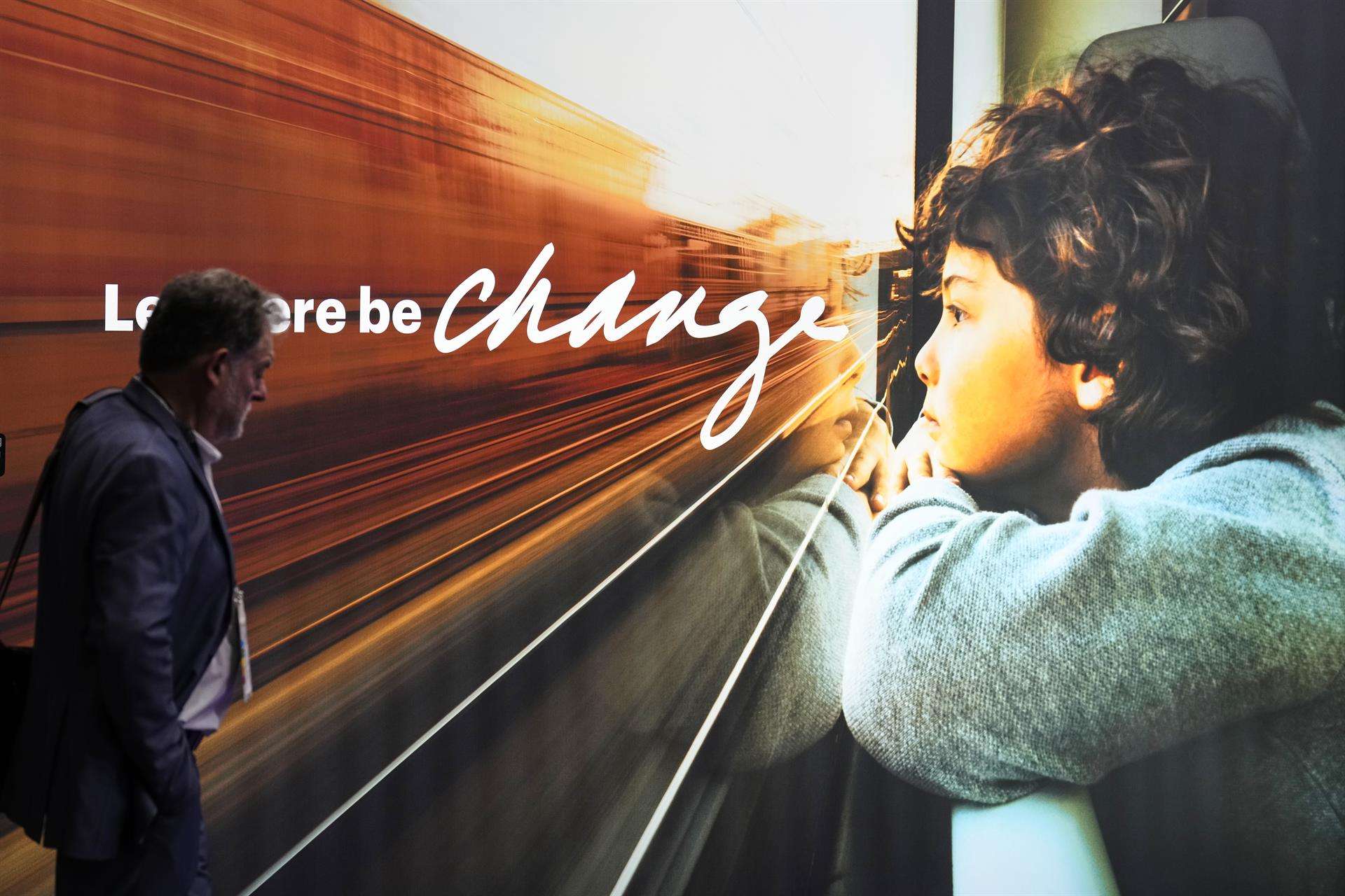 Un visitante recorre el recinto Fira Gran Vía de Barcelona, que acoge desde hoy y hasta el 17 de noviembre el Salón Smart City Expo, dedicado a las ciudades inteligentes, y el Tomorrow Mobility World Congress, sobre movilidad urbana sostenible.EFE/Alejandro García