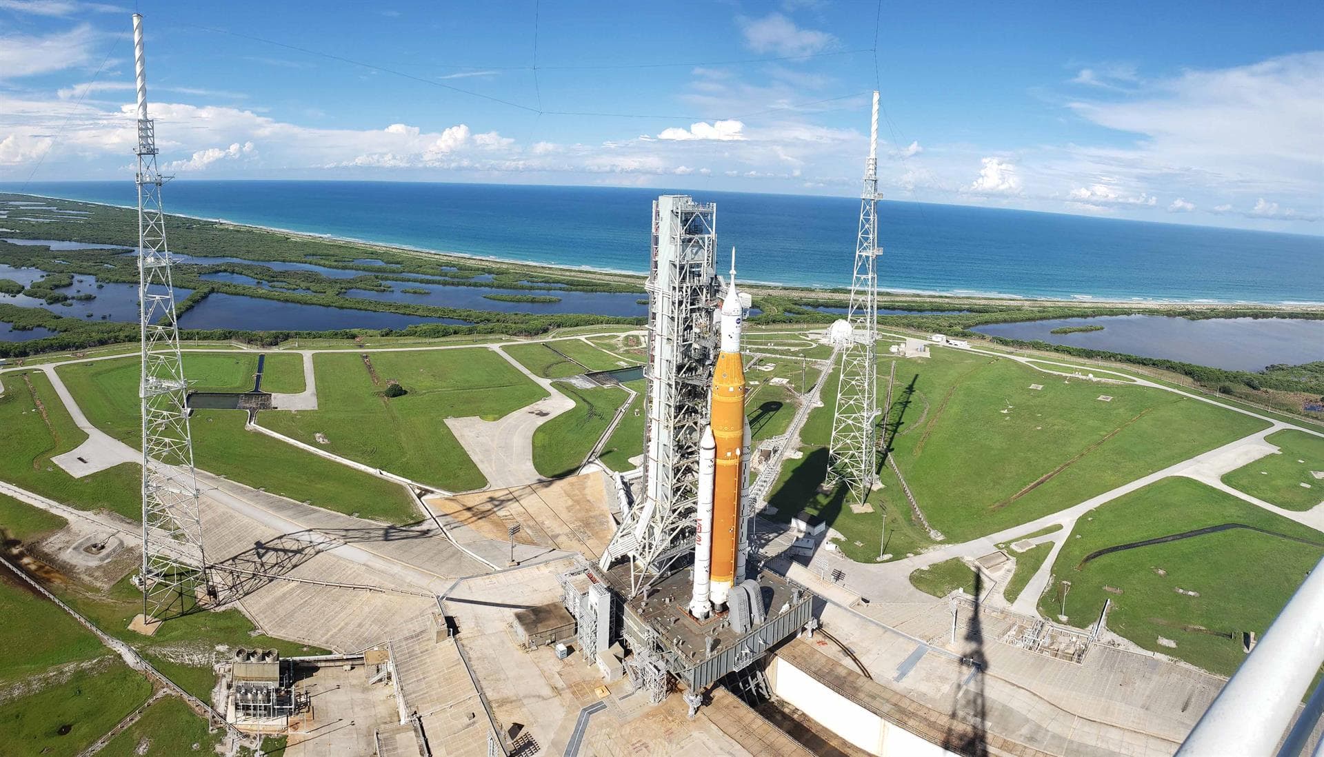 Fotografía del 15 de septiembre de 2022 cedida por la NASA donde se aprecia una vista del sistema de lanzamiento espacial Artemis I (SLS) y la nave espacial Orion sobre el lanzador móvil instalados en la plataforma de lanzamiento 39B en el Centro Espacial Kennedy de la NASA en Florida. EFE/Jason Parrish/NASA