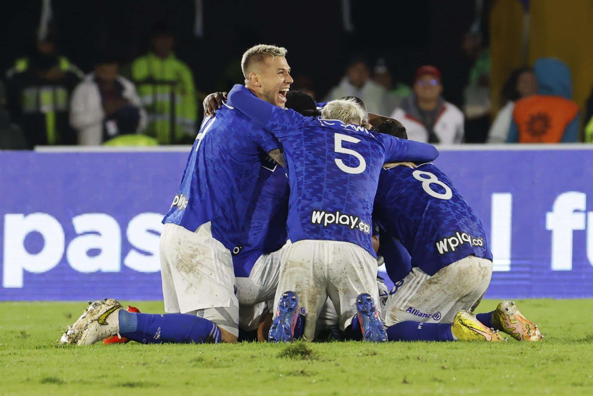Imagen de archivo de jugadores de Millonarios celebran un gol de David Macalister Silva en la final de la copa Colombia en el estadio El Campín en Bogotá (Colombia). EFE/ Mauricio Dueñas Castañeda
