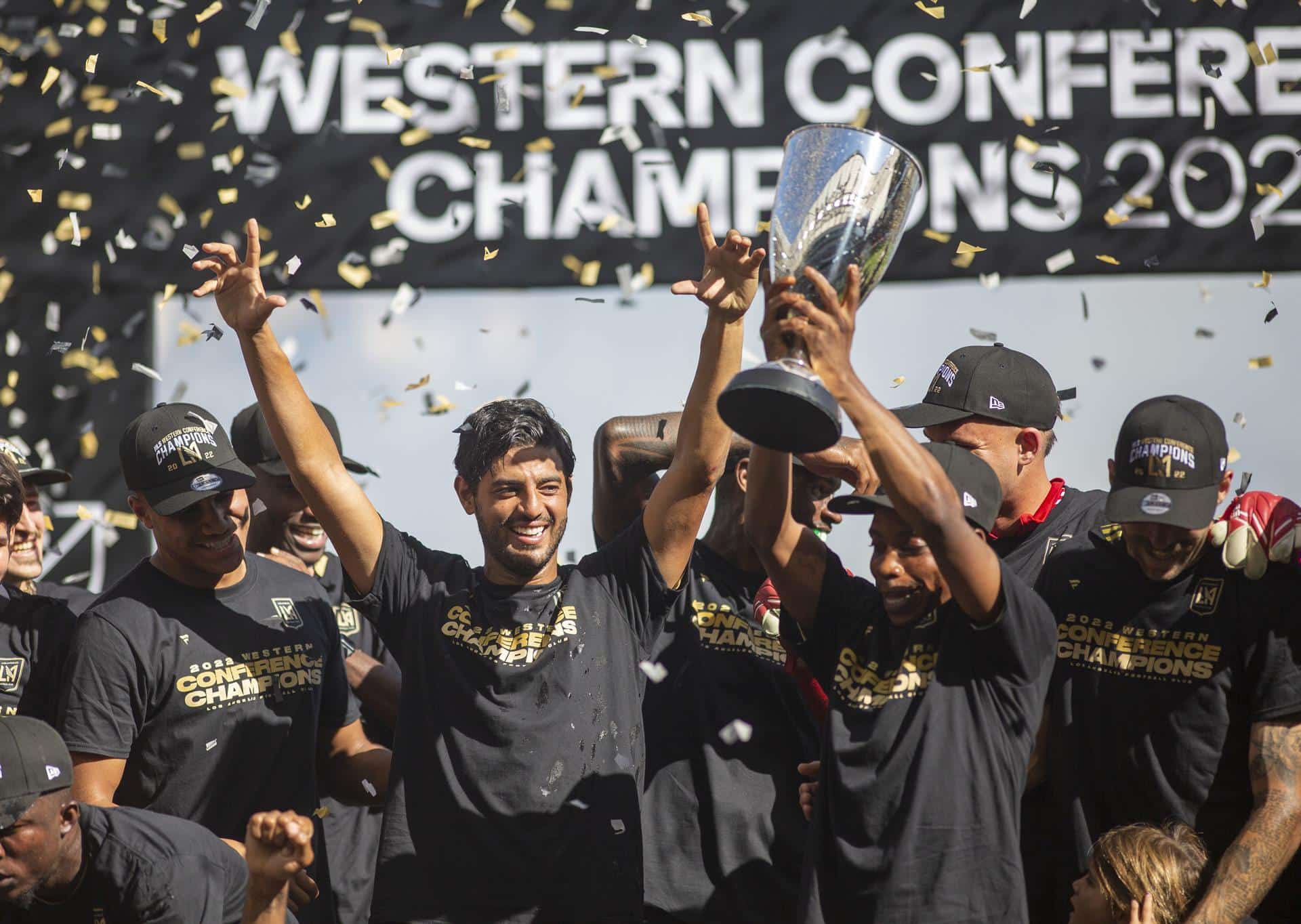 Jugadores de Los Angeles FC festejan su triunfo ante Austin Football Club en el partido de la Final de la Conferencia Oeste, en el Banc of Californai Stadium, en Los Ángeles (EE.UU.), el pasado 30 de octubre de 2022. EFE/Armando Arorizo