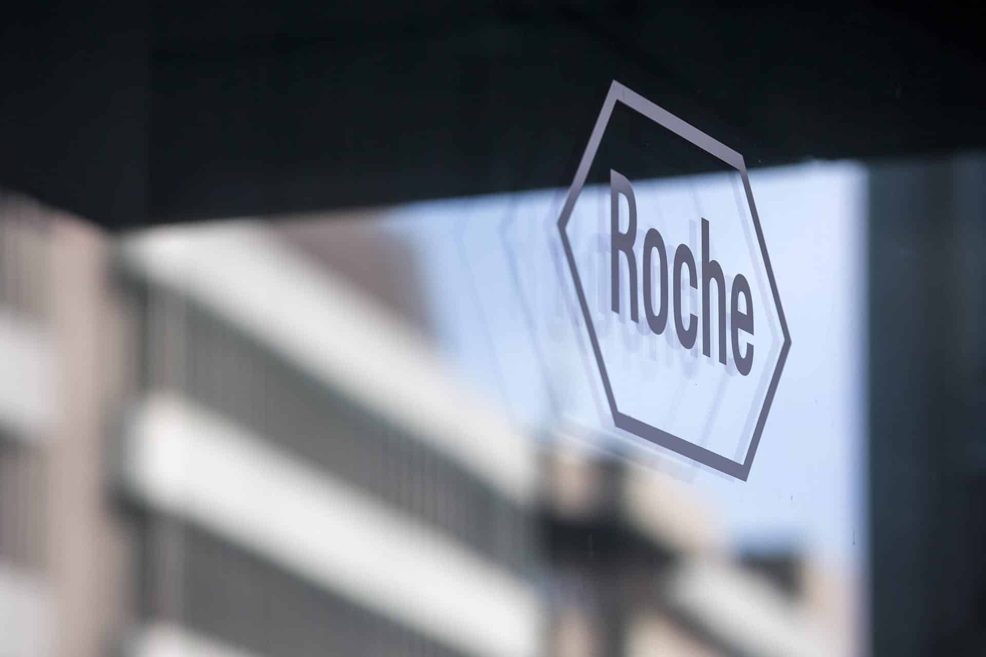 Fotografía de archivo en la que se registró un logo de la farmacéutica Roche, en Basilea (Suiza). EFE/Alexandra Wey