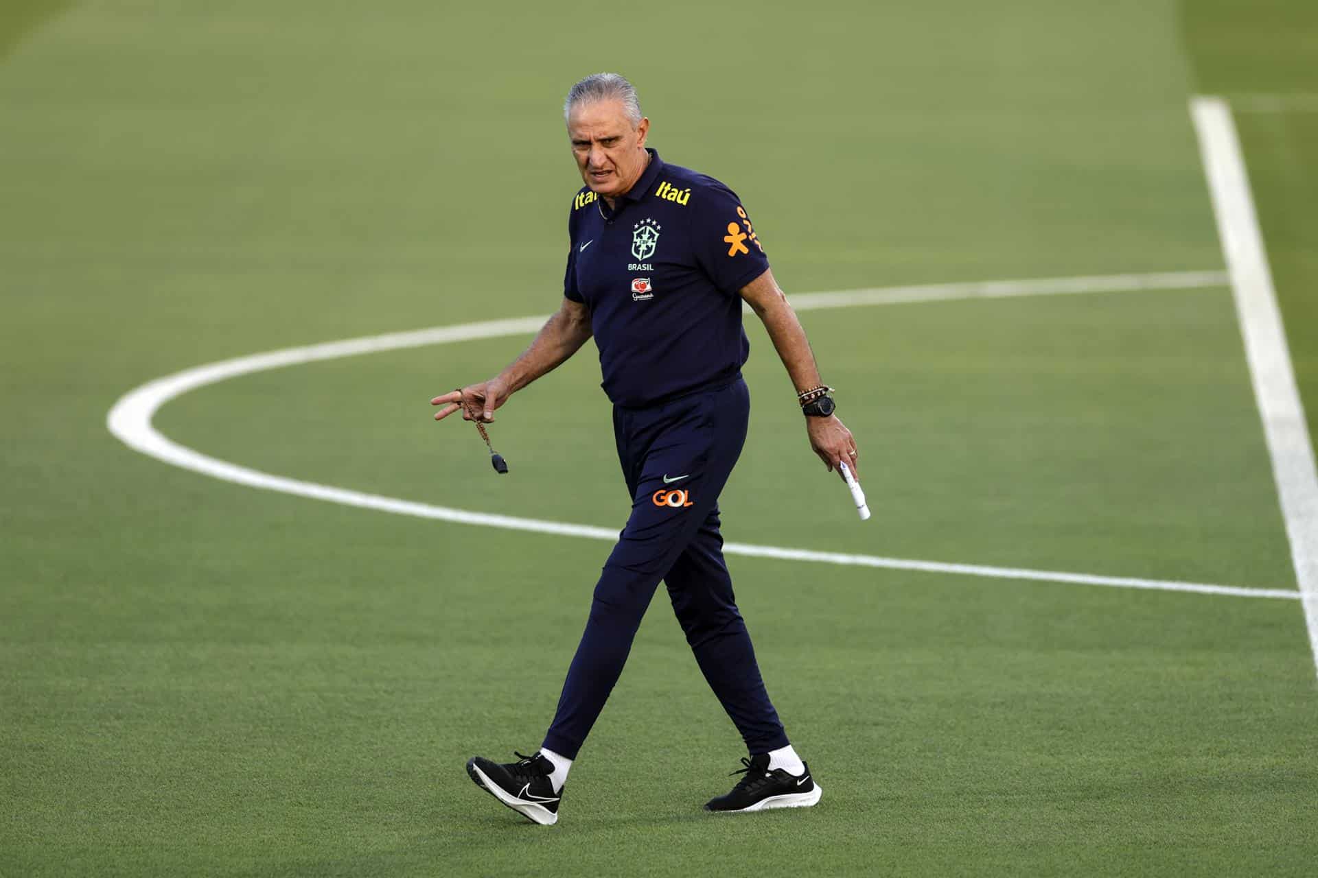 El entrenador de la selección brasileña de fútbol, Tite, en el estadio Grand Hamad de Doha, antes de su primer entrenamiento en suelo catarí, a cuatro días de su debut ante Serbia en el Mundial de Qatar y con grandes expectativas de llegar a lo más alto en la competición. EFE/ Antonio Lacerda
