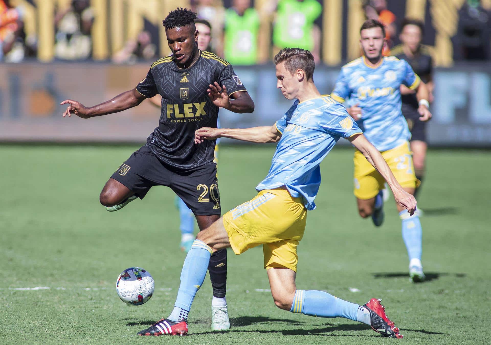 Jose Cifuentes (i) de Los Angeles Football Club disputa el balón contra Philadelphia Union en la final de la copa MLS Championship entre Los Angeles Football Cluben y Philadelphia Union, en el estadio Banc de California en Los Ángeles (EEUU). EFE/ Javier Rojas
