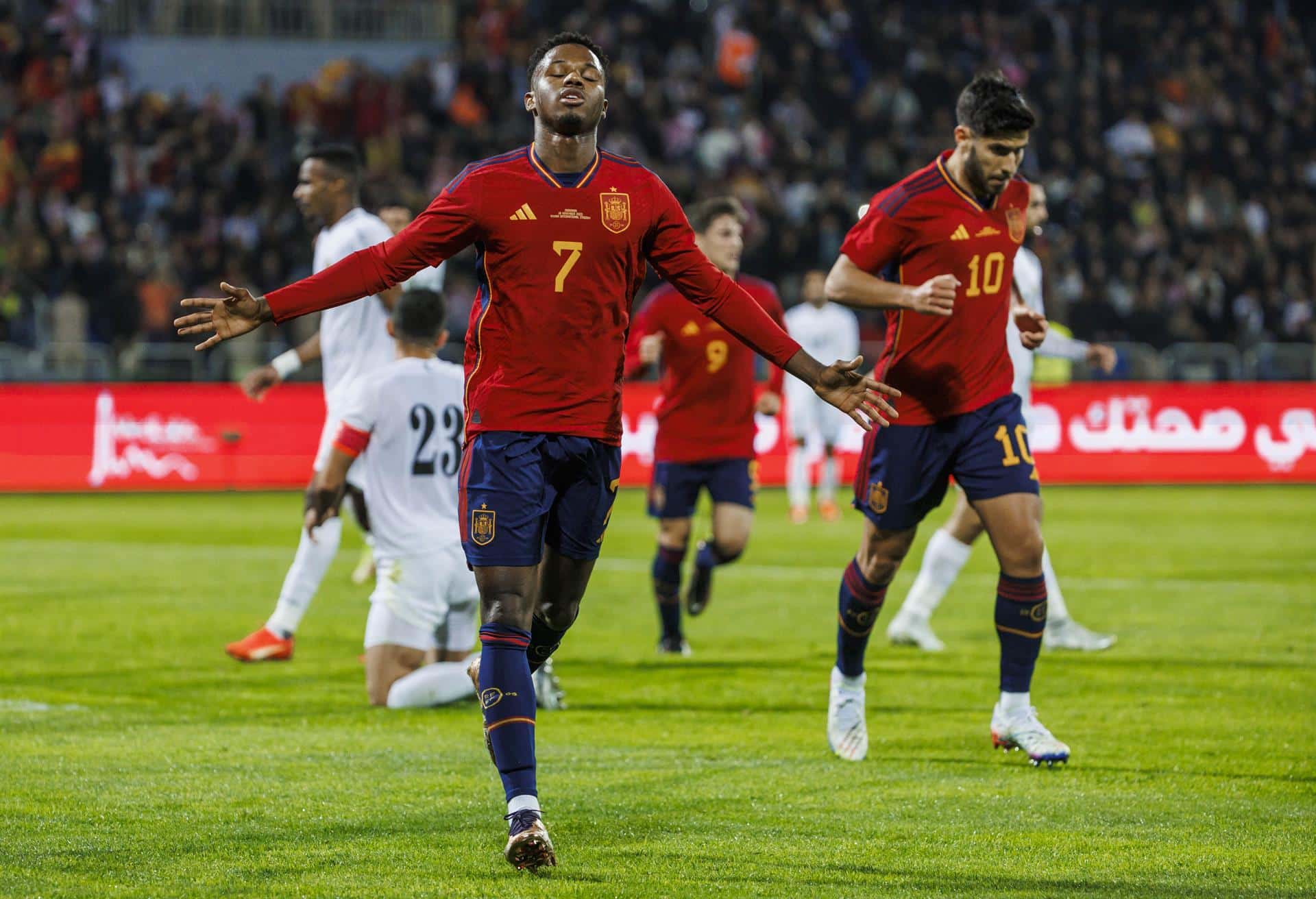 El delantero de España Ansu Fati celebra tras marcar el 0-1 durante el encuentro amistoso entre las selecciones España y Jordania, en el Estadio Internacional de Amán, Jordania, antes del inicio de la Copa del Mundo Qatar 2022. EFE/Pablo García/RFEF