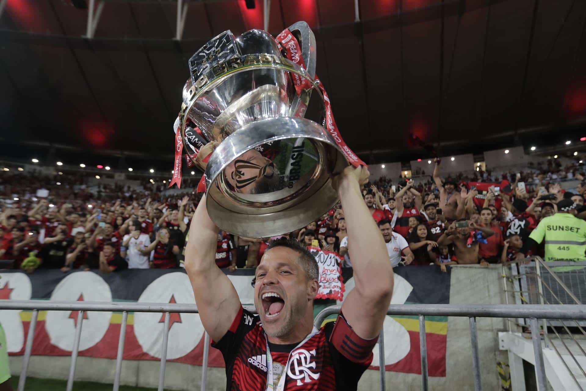 Fotografía de archivo, tomada el pasado 19 de octubre, en la que se registró a Diego Ribas, capitán del club brasileño de fútbol Flamengo, al levantar la Copa Brasil, en el estadio Maracaná, en Río de Janeiro (Brasil). Ribas anunció este sábado su retiro del fútbol profesional a los 37 años. EFE/Andre Coelho