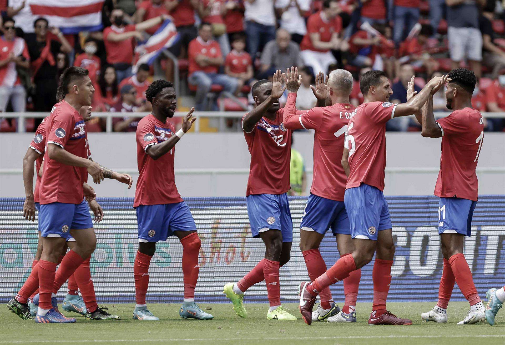 Los jugadores de la selección de Costa Rica celebran un gol, en una fotografía de archivo. EFE/Jeffrey Arguedas