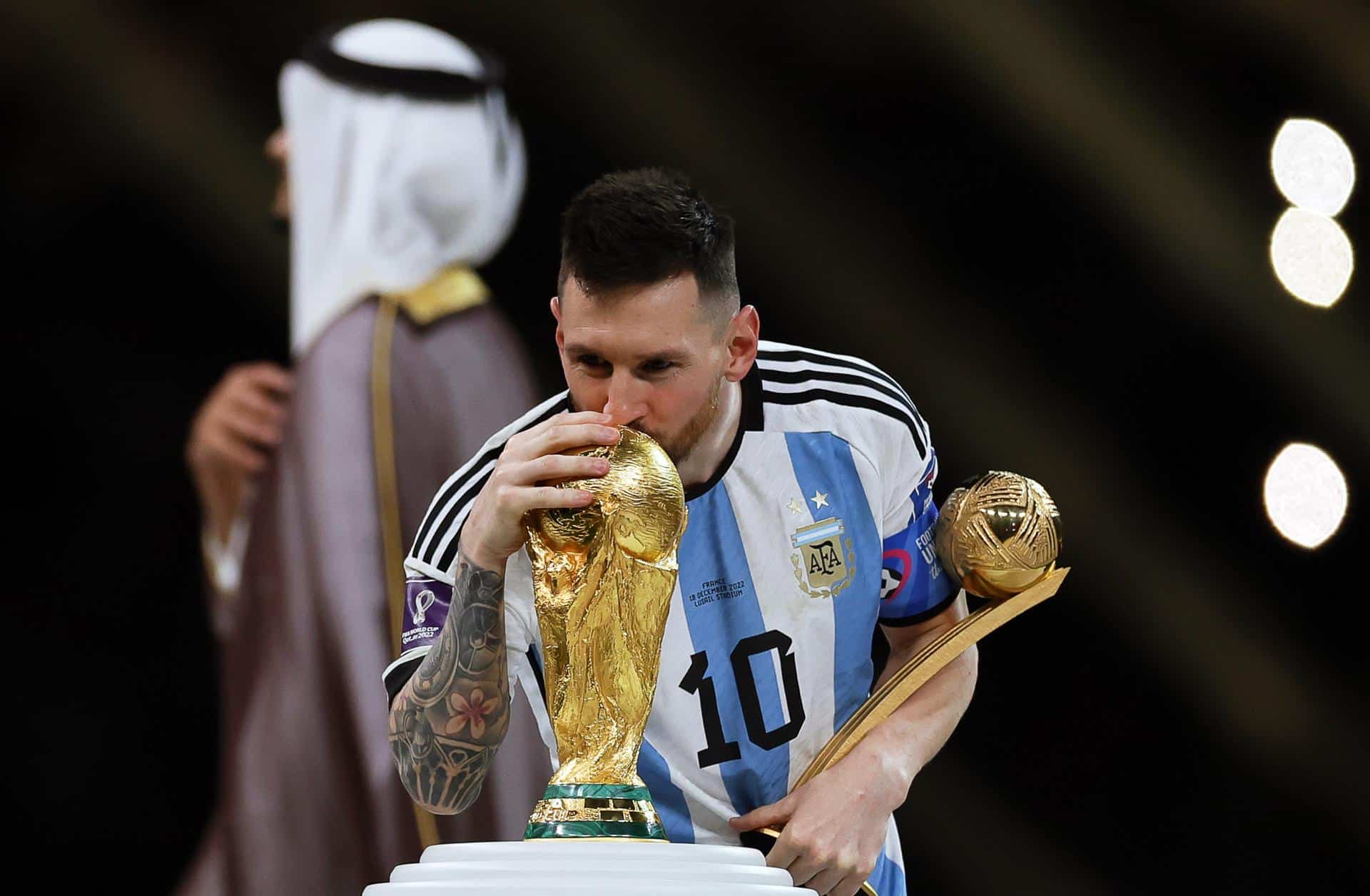 Lionel Messi, capitán de Argentina, besa el trofeo de la Copa del Mundo. EFE/EPA/Ronald Wittek