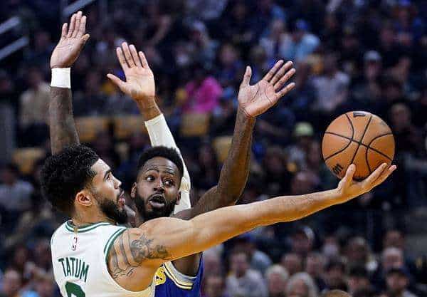 El alero de los Boston Celtics Jayson Tatum (I), en una fotografía de archivo. EFE/EPA/John G. Mabanglo