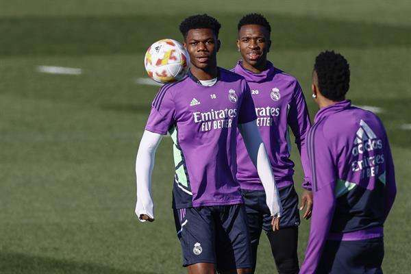 Los jugadores del Real Madrid Tchouameni y Vinicius JR durante el entrenamiento que el equipo ha llevado a cabo en la Ciudad Deportiva del Valdebebas, para preparar el partido de cuartos de final de la Copa del Rey que disputarán ante el Atlético de Madrid. EFE/Rodrigo Jiménez