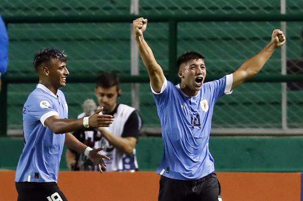 Sergio García (d) de Uruguay celebra un gol hoy, en un partido de la fase de grupos del Campeonato Sudamericano Sub'20 entre las selecciones de Chile y Uruguay. EFE/ Ernesto Guzmán Jr.