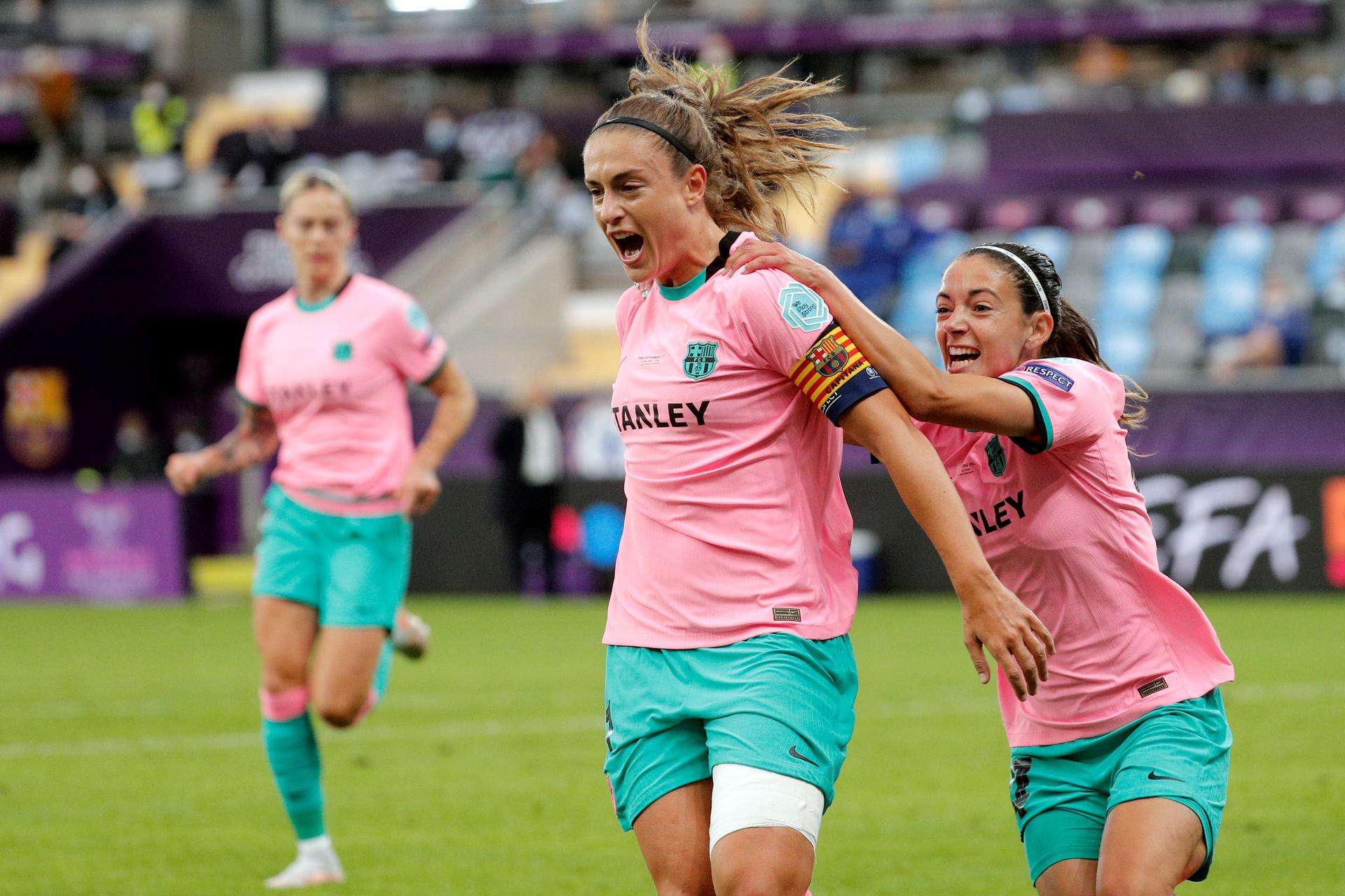 La jugadora del FC Barcelona Alexia Putellas celebra con su compañera Aitana Bonmati en una foto de archivo. EFE/Juan Carlos Cárdenas