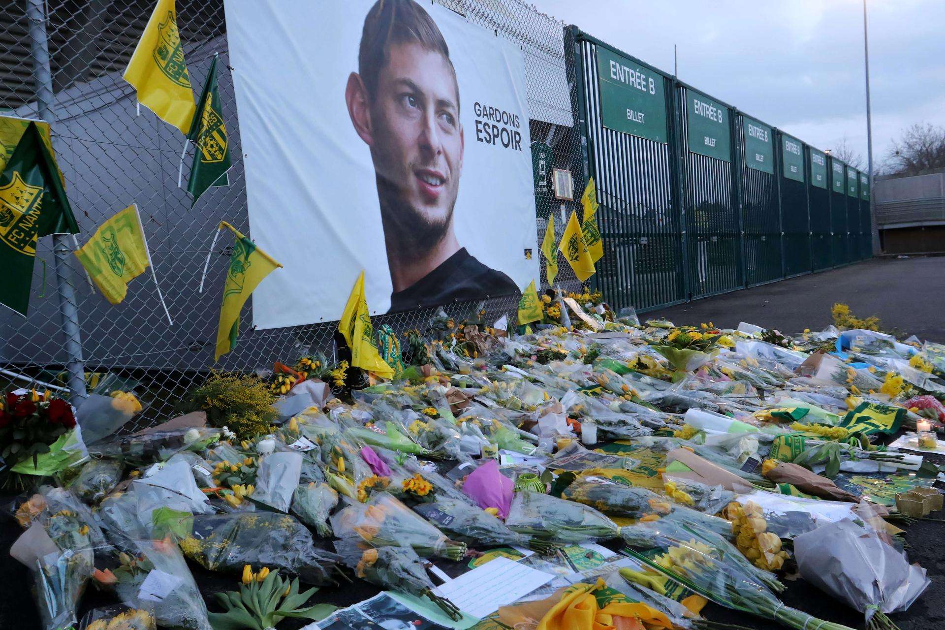 Aficionados del equipo FC Nantes rinden tributo al jugador argentino Emiliano Sala, que falleció el 21 de enero de 2019 cuando se dirigía a firmar por el Cardiff. EFE/ Edward Boone
