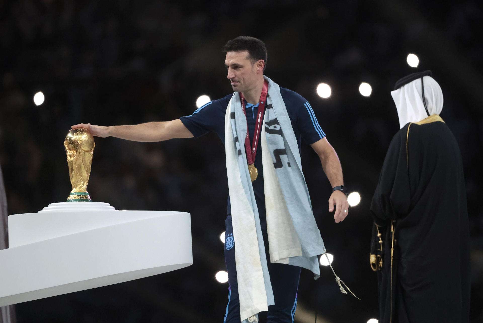 El seleccionador de Argentina Lionel Scaloni toca el trofeo de la Copa del Mundo en la final del Mundial de Fútbol Qatar. EFE/ Juan Ignacio Roncoroni