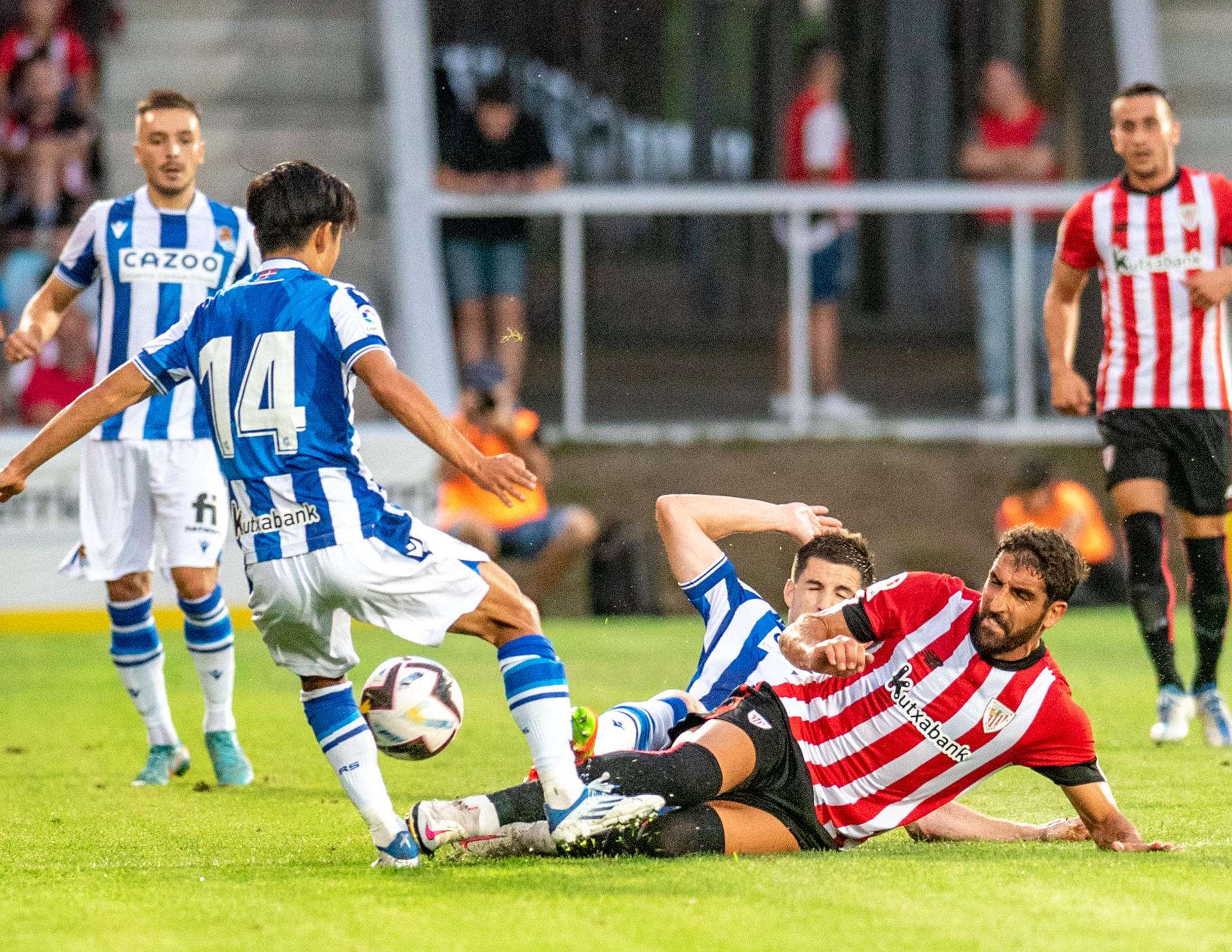 Champions El delantero del Athletic Raúl García pugna por el balón con el japonés Take Kubo, de la Real Sociedad. EFE/Javier Zorrilla
