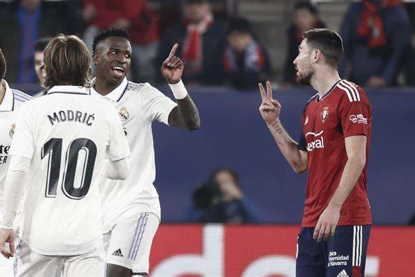 El delantero brasileño del Real Madrid, Vinicius Jr. y el delantero de Osasuna, Moi Gómez, conversan al termino del primer tiempo del encuentro en el estadio El Sadar de Pamplona. Laliga EFE / Jesus Diges.