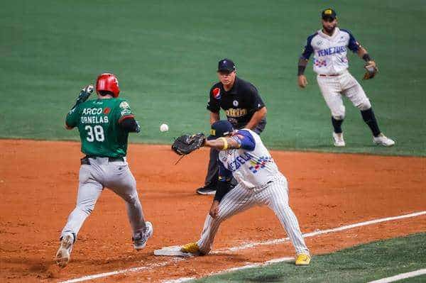 Julián Ornelas de Los Cañeros de Los Mochis de Mexico corre a primera base contra Los Leones del Caracas de Venezuela durante un juego de la quinta jornada de la Serie del Caribe 2023 en Caracas (Venezuela). EFE/ Miguel Gutiérrez