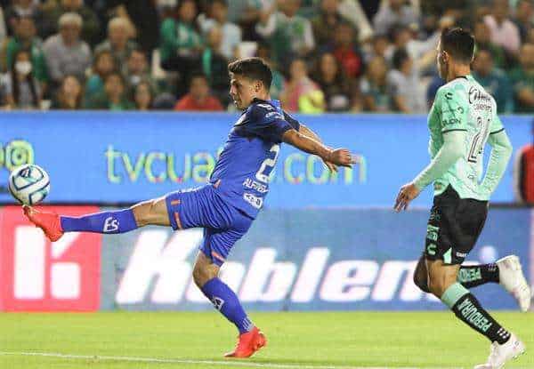 Osvaldo Rodríguez (d) del León disputa un balón con Arturo González (i) de Monterrey hoy, durante un partido por la jornada 9 del torneo Clausura 2023 del fútbol mexicano, disputado en el estadio León, en Guanajuato (México). EFE/Luis Ramírez