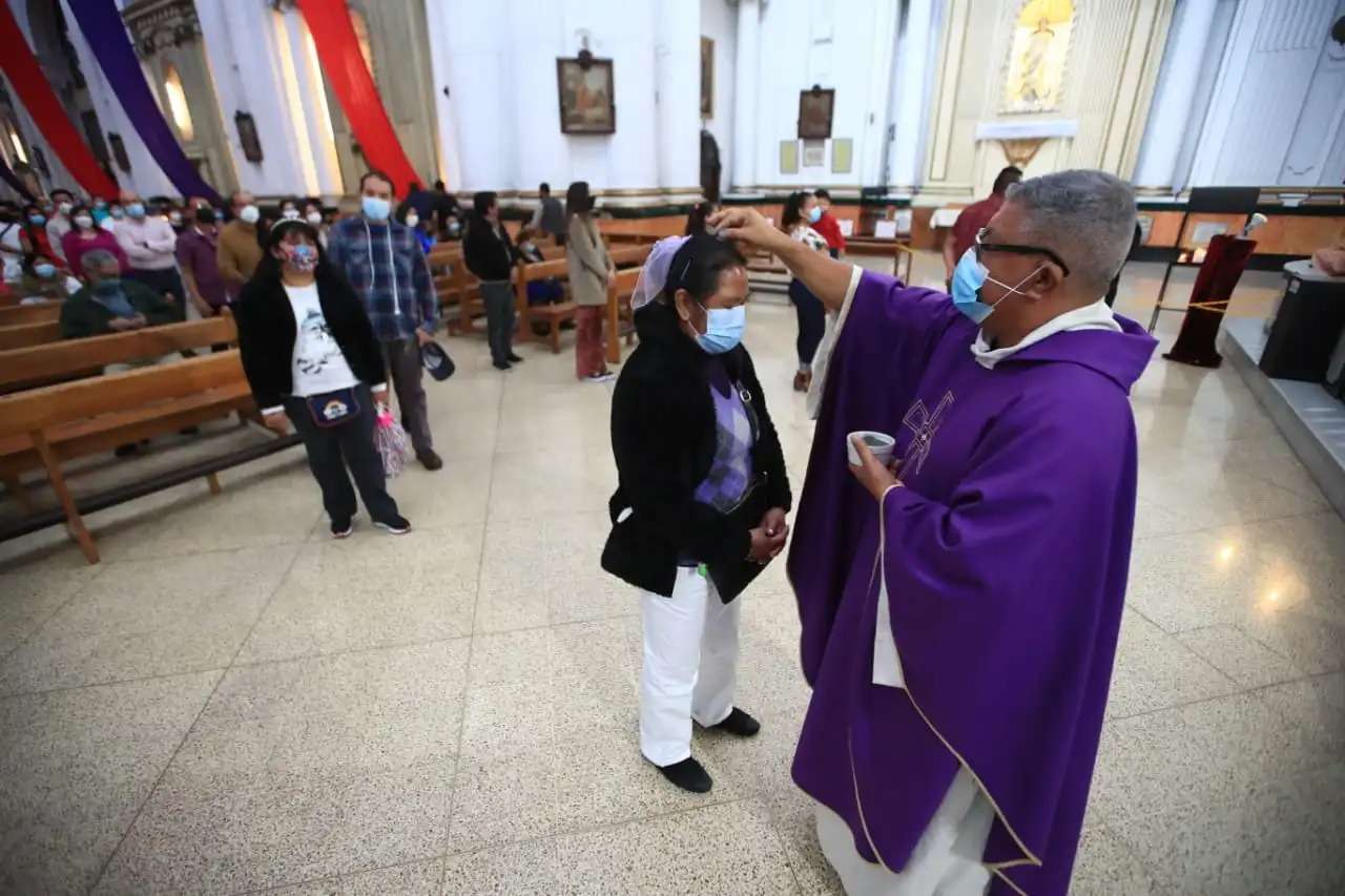 Sacerdotes morado Miércoles de ceniza pascua