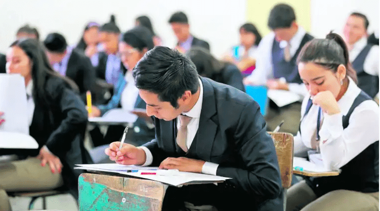 El Ministerio de Educación sustituyó el curso de Seminario para los graduandos por tutorías o elaboración de material de apoyo educativo para niños de primaria. (Foto Prensa Libre: Hemeroteca PL)