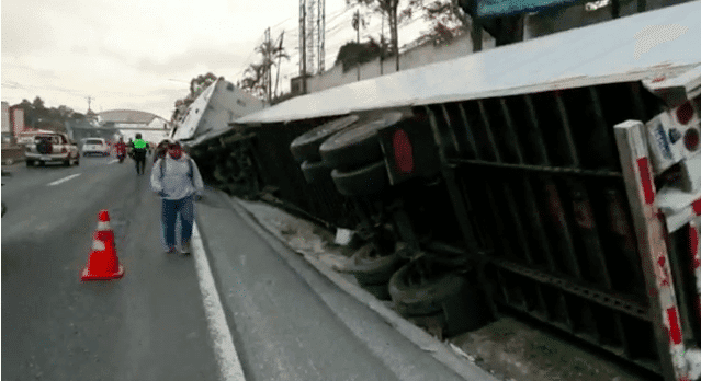 Vuelco de cabezal en Villa Nueva complica el tránsito. Piloto huye