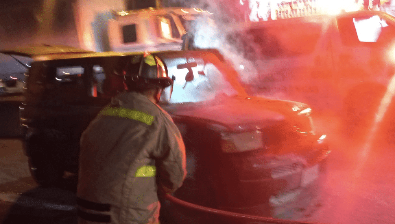 Vehículo se incendia en la zona 18 en carretera al Atlántico