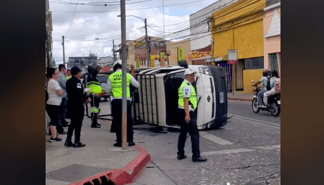 Camión vuelca tras accidente en la zona 1