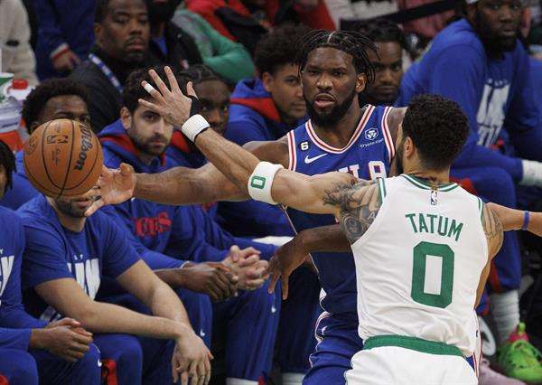 El jugador de los Philadelphia 76ers Joel Embiid (i), en una imagen de archivo. EFE/EPA/CJ GUNTHER