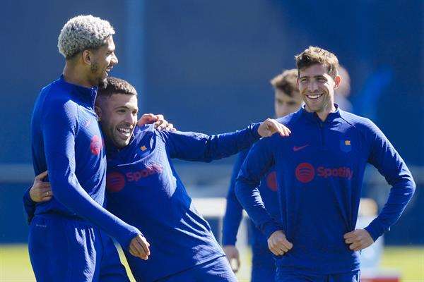 Los jugadores del FC Barcelona, Ronald Araujo (i), Jordi Alba (c), y Sergi Roberto (d), durante el entrenamiento del equipo azulgrana previo al partido de vuelta de semifinales de Copa del Rey que mañana disputarán contra el Real Madrid. EFE/Enric Fontcuberta.