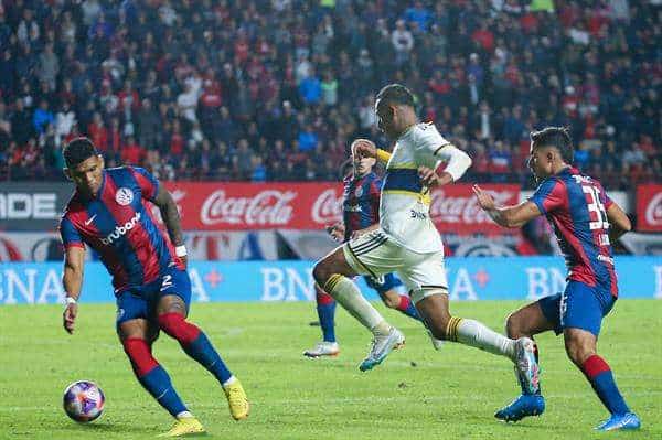 Rafa Pérez (i) y Gonzalo Luján (d) de San Lorenzo disputan hoy el balón con Juan Sebastián Villa de Boca Juniors, durante un partido por la fecha 11 de la Liga Profesional 2023, en el Estadio Pedro Bidegaín "El Nuevo Gasómetro", en Buenos Aires (Argentina). EFE/ Luciano González
