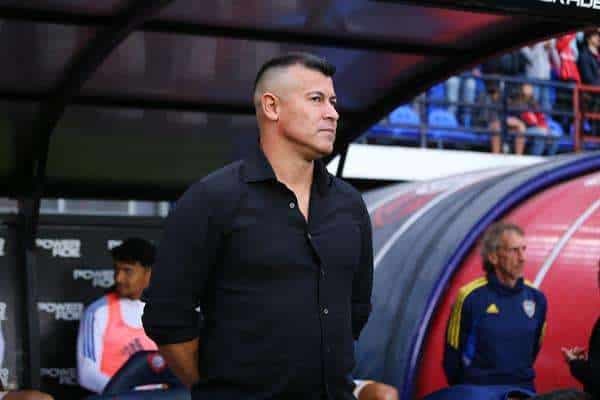 El entrenador Jorge Almirón de Boca Juniors es visto hoy previo al inicio del partido contra San Lorenzo por la fecha 11 de la Liga Profesional 2023, en el Estadio Pedro Bidegaín "El Nuevo Gasómetro", en Buenos Aires (Argentina). Almirón debuta este miércoles al frente del equipo 'Xeneize'. EFE/ Luciano González